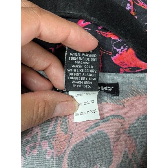 Hot Topic Button Up Shirt Men Size M Skulls Allover Print Emo Grunge Goth Woven - Picture 8 of 8